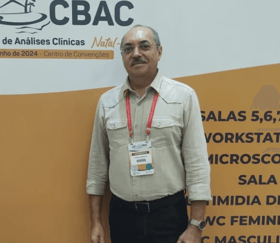 Dr. Jorge Luis, responsável técnico do laboratório
