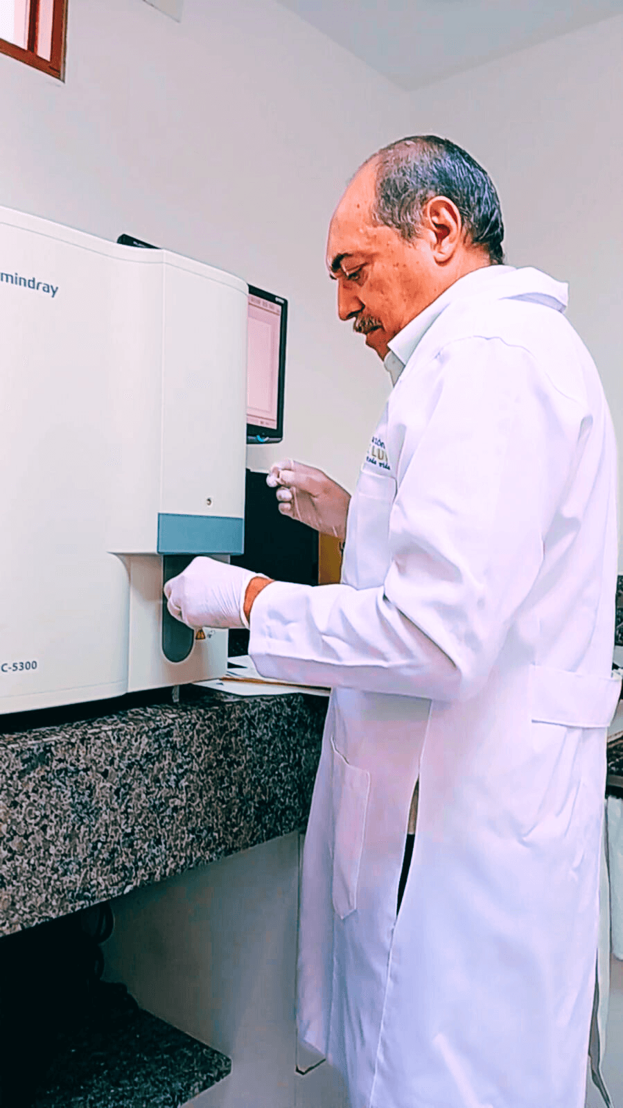 Dr. Jorge Luis atendendo paciente